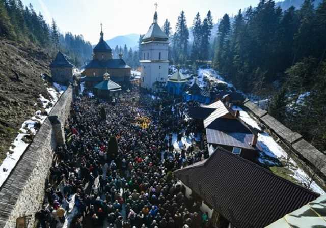 После месячной паузы Порошенко возобновил Томос-тур. Документ привезли на Прикарпатье