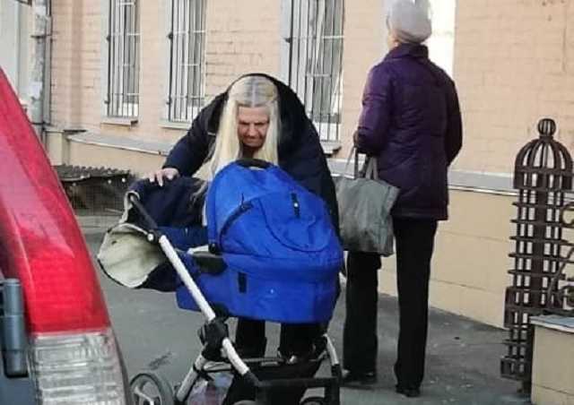 В Киеве женщина среди улицы набросилась на малыша