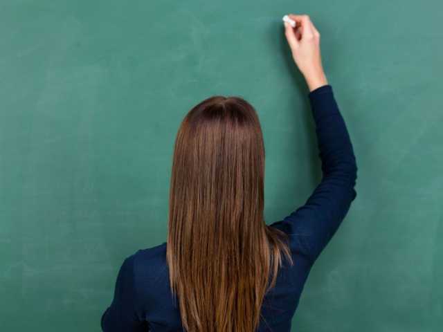 Учительница в школе вымогает деньги за репетиторство и шантажирует: в Сети возмутились