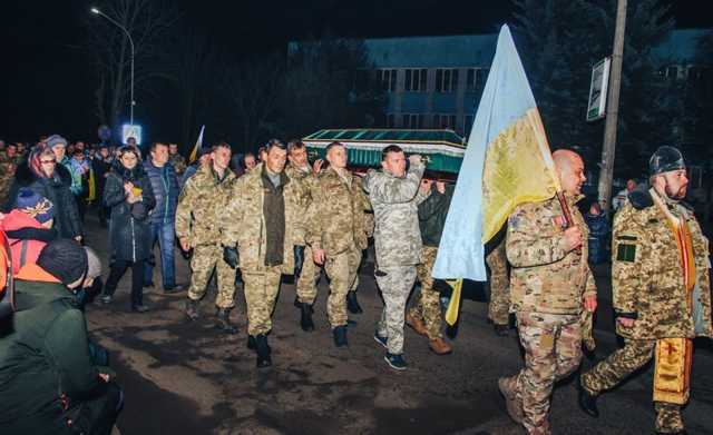 "Опомнитесь, остановите войну!" На Ривненщине на коленях встречали погибшего бойца