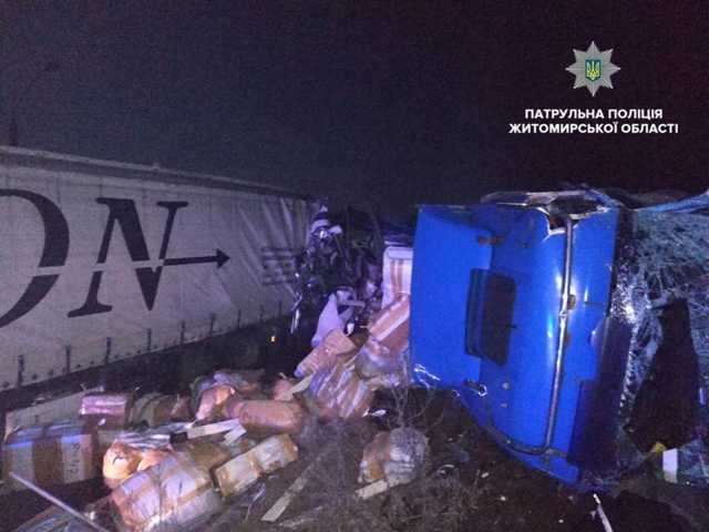 В Житомирской области фура вылетела на встречку и снесла с трассы два грузовика