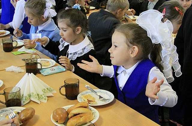 Украинских школьников кормили непонятной субстанцией под видом сливочного масла