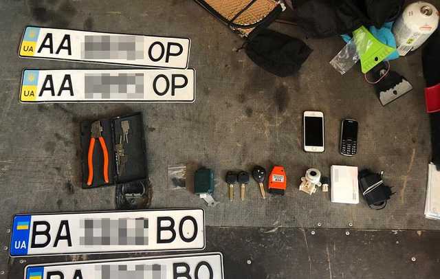 Появилось видео, как под Киевом задерживают угонщиков элитных автомобилей