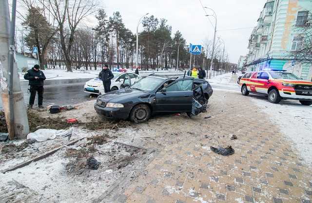 В Киеве водитель иномарки сбил бабушек на остановке и сбежал
