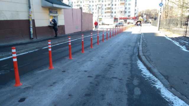 Біля столичного палацу «Україна» встановили стовпчики, щоб там не паркували авто