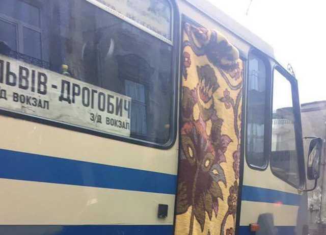 Ковер – вместо двери: нелепая маршрутка рассмешила украинцев