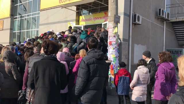 Разбили стекло, выломали двери: в Днепре штурмовали открывшийся секонд-хенд