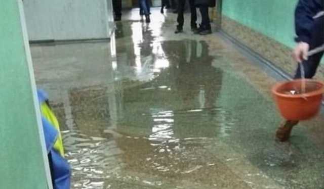 В Запорожской области затопило школу, но учеников домой не отпустили