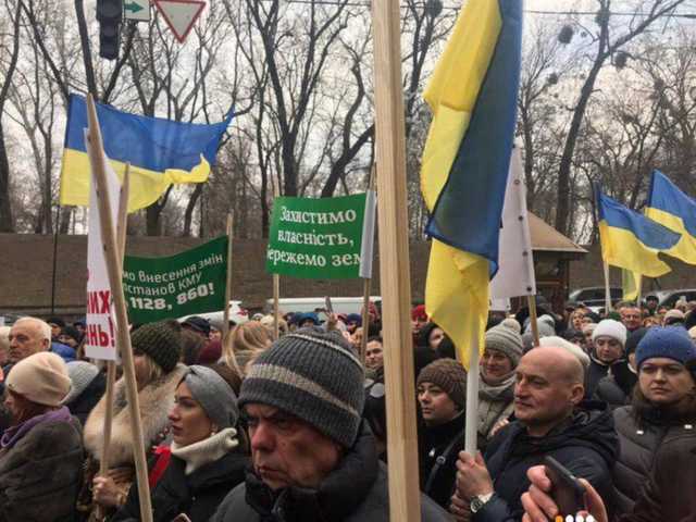 Требуют отмены тестов. Около 500 нотариусов протестуют у здания Кабмина