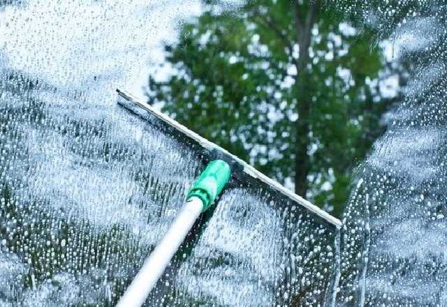 В Харькове трагически погиб мужчина, выпав из окна