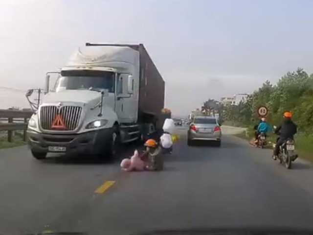 Мать с ребенком упали под колеса фуры и чудом спаслись