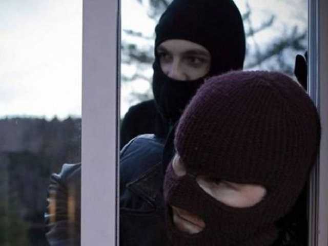 Ночью в Одессе преступник с железной трубой ограбил заправку на 11 тысяч гривен