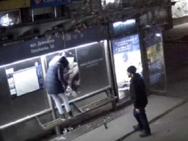 В Житомире полиция разыскала женщину, сорвавшую плакат с воином ООС