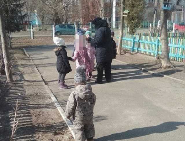 "Схватила за ухо и выволокла!" В Киеве вокруг детского садика разгорелся скандал