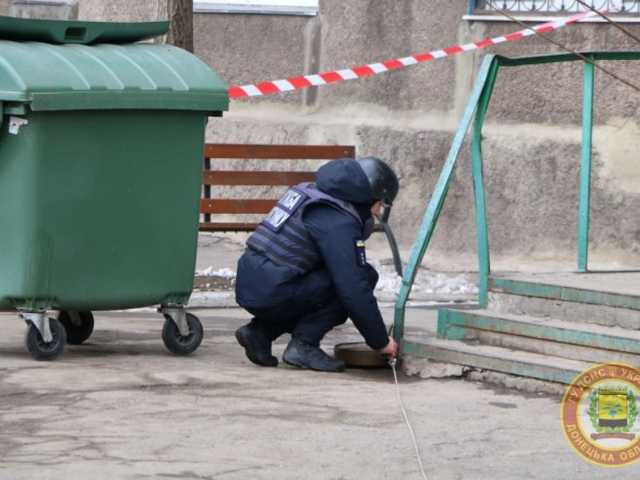 В Мариуполе возле многоэтажки обнаружили мину