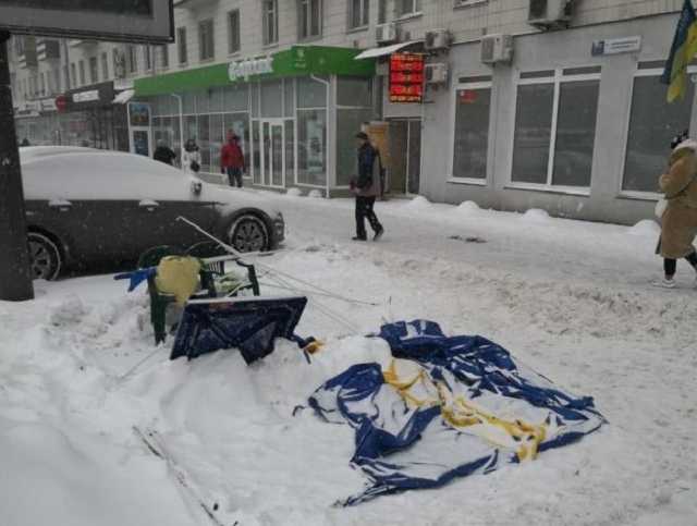 В Запорожье бабушка показала, что думает о кандидатах в президенты