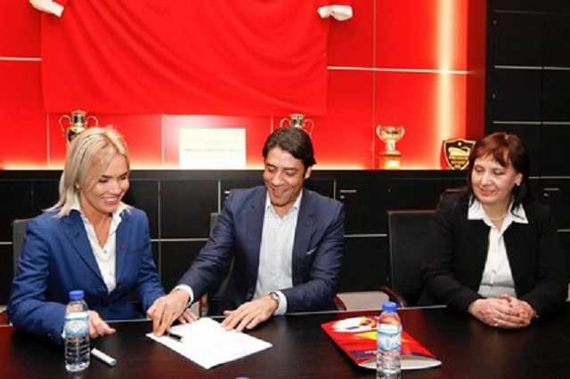 На фото (зліва направо) — директор Футбольної Академії BENFICA в Україні Марія Кривопишина, спортивний директор SL BENFICA Руй Кошта, посол України в Португалії Інна Огнівець.