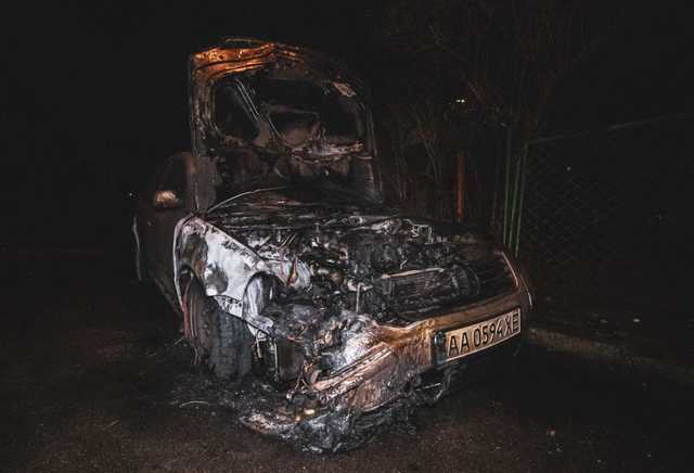 Неизвестные сожгли Volkswagen в центре Киева