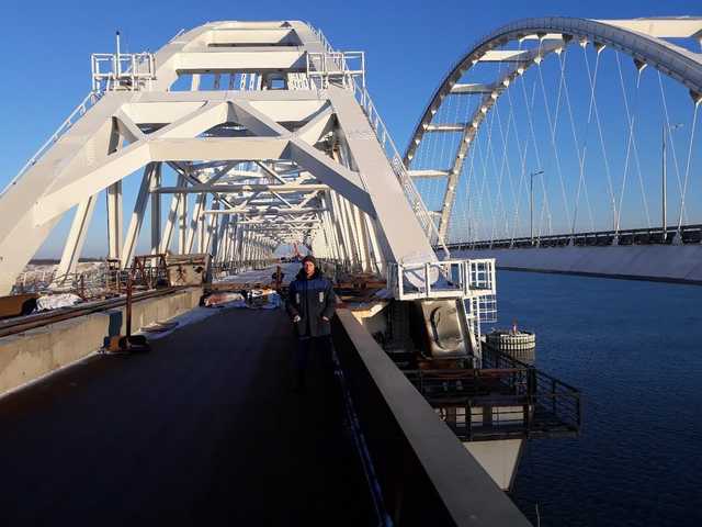 “Тримається на чесному слові”: у мережі показали, що окупанти зробили з Кримським мостом