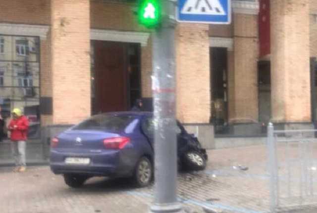 В Киеве на Большой Васильковской из-за аварии автомобили выбросило на тротуар