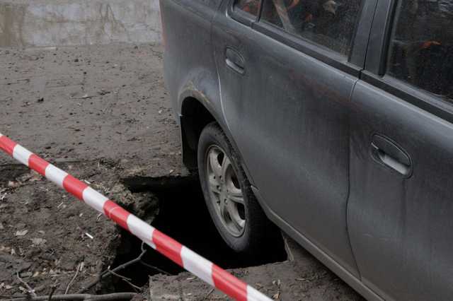 В центре Днепра Geely провалился в асфальт