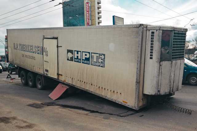 На проспекте Бандеры в Киеве у тягача оторвался прицеп, образовалась пробка