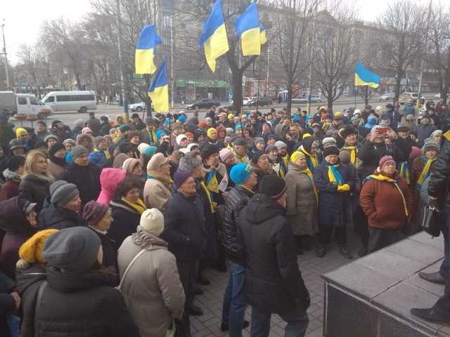 В Запорожье под мэрией собрался митинг против коррупции высших должностных лиц