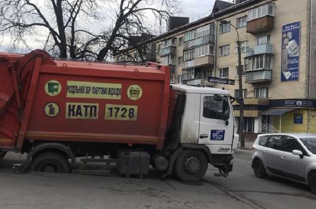 У центрі Рівного сміттєвоз провалився під асфальт