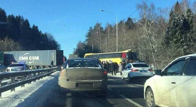 В России фура столкнулась с автобусом, в котором ехали украинцы, есть пострадавшие