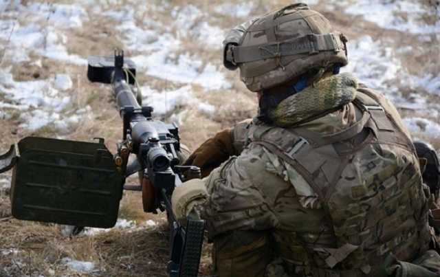 На Донбассе за день пять обстрелов, ранен боец