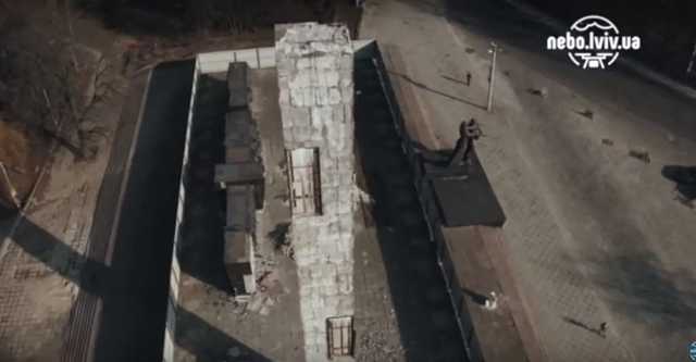 С третьей попытки: Во Львове снесли огромный Монумент славы