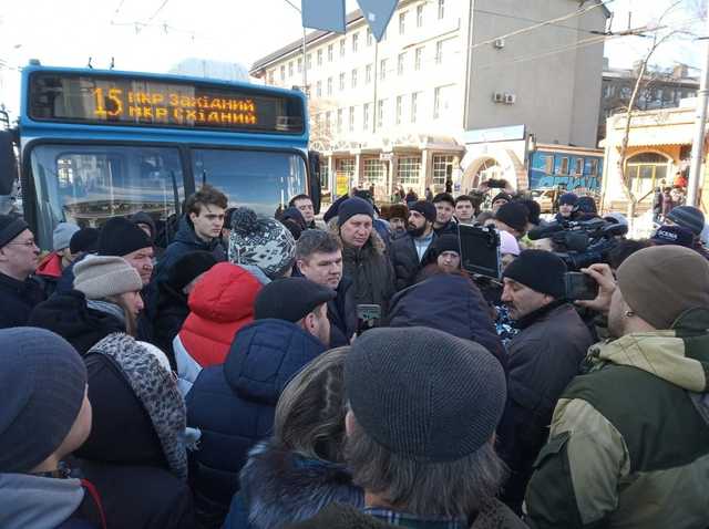 В Мариуполе прошла акция протеста против повышения цены на проезд