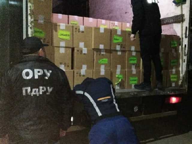 Закурить не найдется: под Одессой задержали авто с контрабандными сигаретами на четыре миллиона