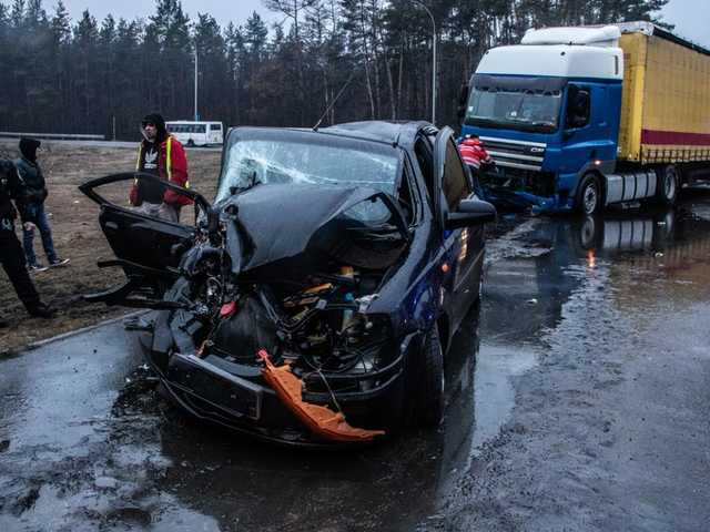 В Киеве столкнулись тягач DAF и Chevrolet: пострадали пятеро пассажиров легковушки