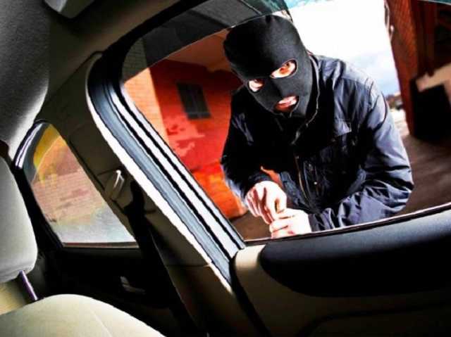 У тернополянина из автомобиля украли более 80 тыс. грн