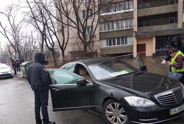 У Києві невідомий впритул розстріляв водія Mercedes