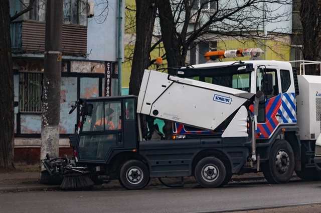 В Днепре к приезду Порошенко мыли дороги и деревья