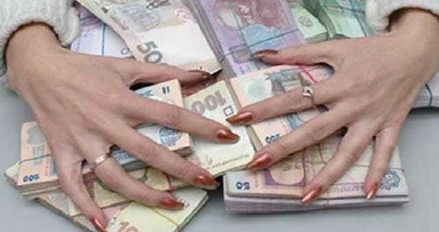 Кассирша киевского банка сняла 420 тысяч гривен со счета клиента, находившегося в СИЗО