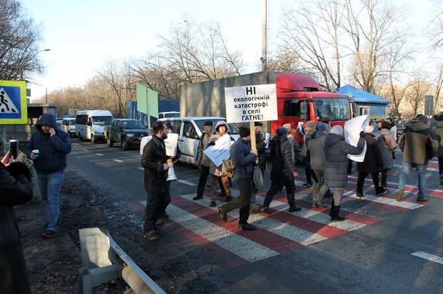 На столичных Теремках люди вышли на акцию протеста из-за строительства канализации