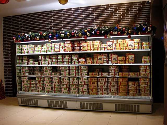 В Киеве БПП накануне выборов устроил раздачу тортов Roshen