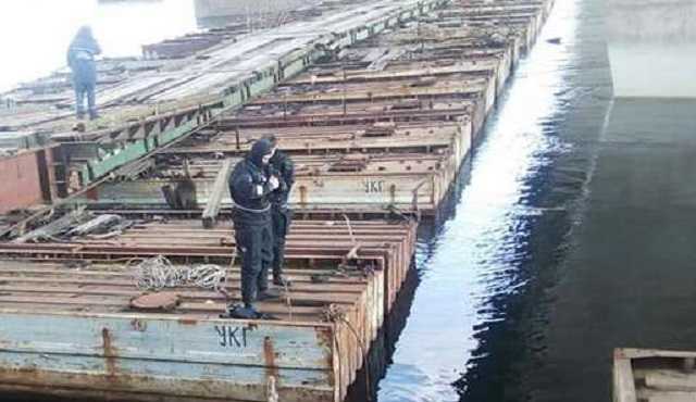 В Киеве под Дарницким мостом из воды достали тело мужчины
