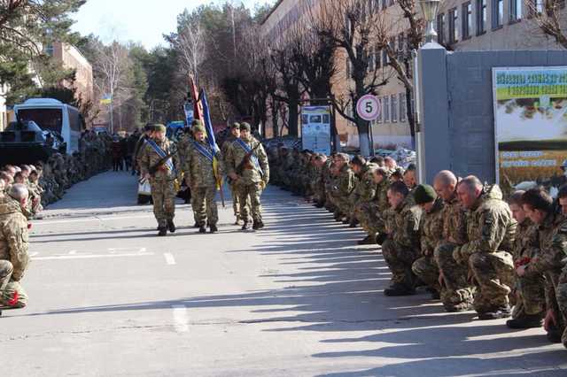 Под Харьковом на коленях простились с бойцом, погибшим в Иловайском котле