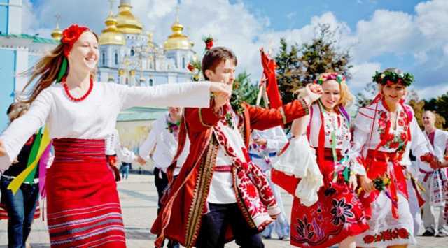 Почти половина украинцев дома говорит на украинском, треть на русском - опрос