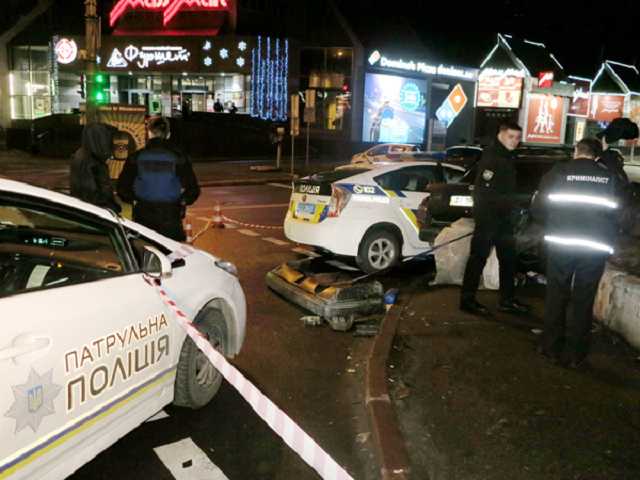 Упорно давил на газ: погоня "копов" за нарушителем в Киеве завершилась ДТП