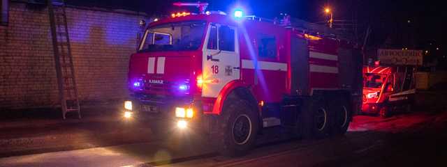 В Киеве на Борщаговке горела авторазборка Mitsubishi