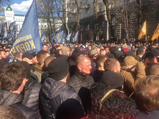 «Прорывают кордоны полиции»: под администрацией Порошенко происходят столкновения