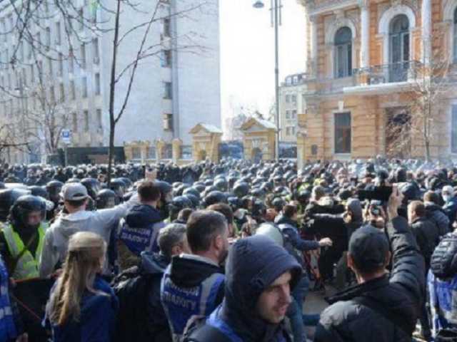 В Киеве под Администрацией президента массовая драка: что происходит