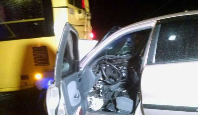 В Киеве автомобиль на скорости влетел в троллейбус с пассажирами, есть погибший