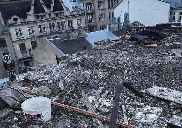 "Ветер срывает крыши". Во Львове появились первые разрушения от налетевшего урагана