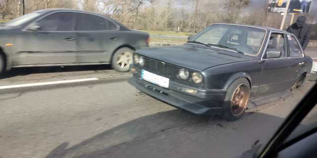 В Киеве у BMW оторвало колесо, на трассе образовался затор